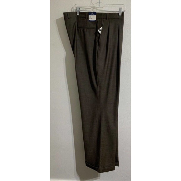 (T24) NWT Stafford brown mens pleated & cuffed dress pant, 44Wx32L, flaw noted - Picture 7 of 10